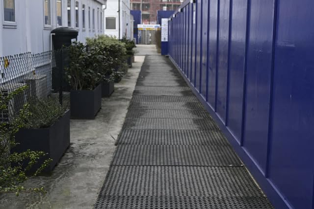 Blue Diamond Greenskeeper Outdoor Natural Rubber Anti-Slip Matting - 100cm x 150cm x 22mm